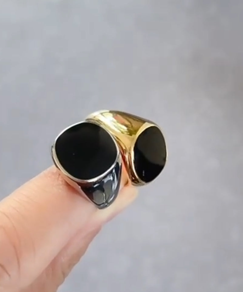 The Noir Signet
