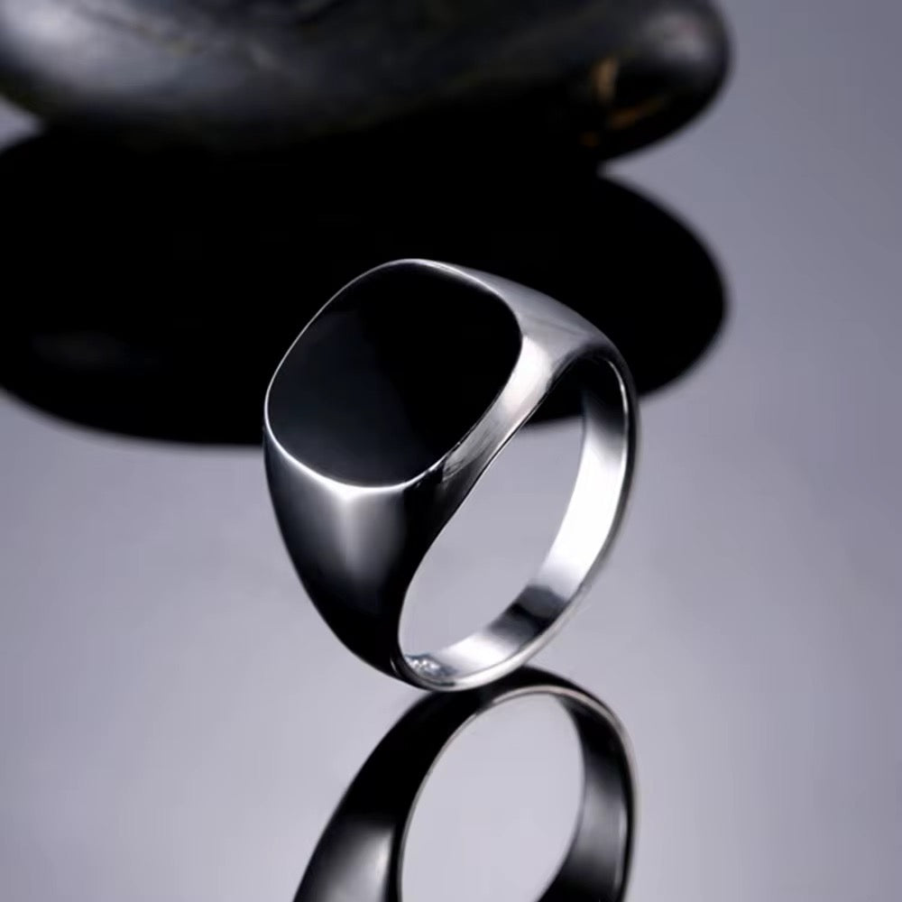 The Noir Signet