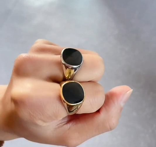The Noir Signet