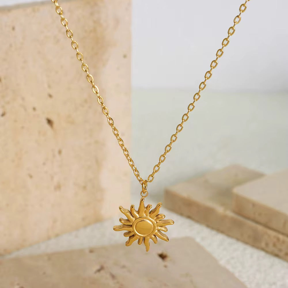 🔅 Solar Kiss Necklace