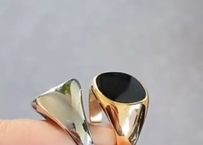 The Noir Signet