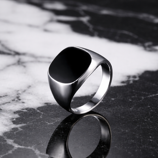 The Noir Signet